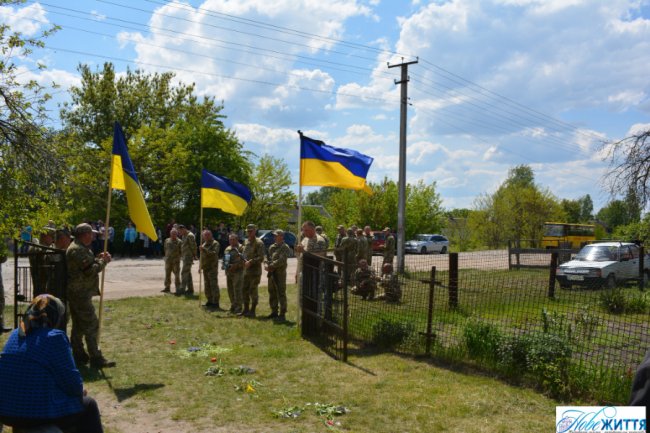 Мати поховала вже третю дитину: на Волині попрощалися із Героєм Олександром Бишевичем