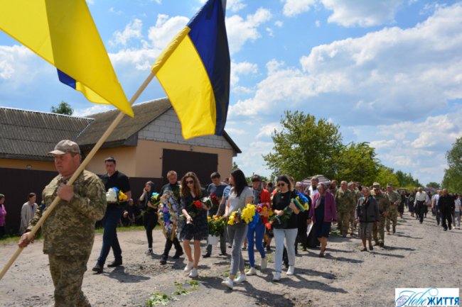 Мати поховала вже третю дитину: на Волині попрощалися із Героєм Олександром Бишевичем