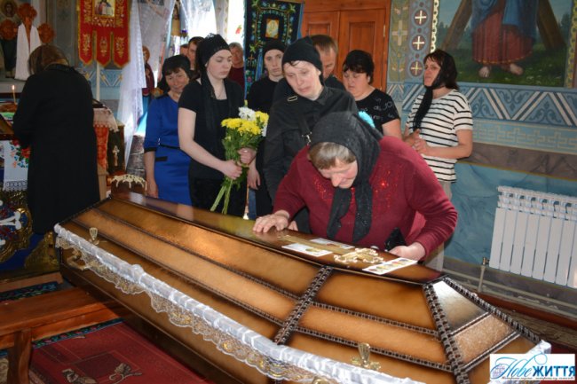 Мати поховала вже третю дитину: на Волині попрощалися із Героєм Олександром Бишевичем