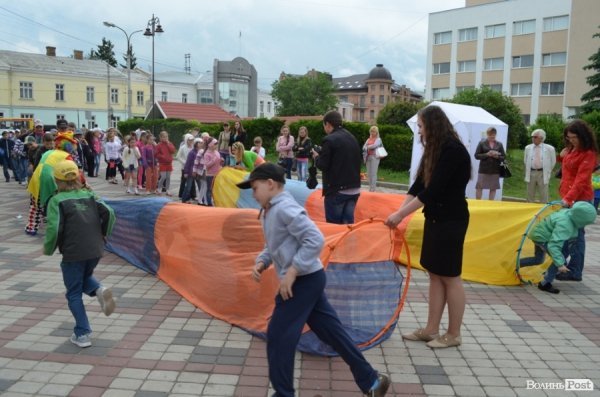 Із цигарками у Луцьку боролися цукерками та розвагами. ФОТО