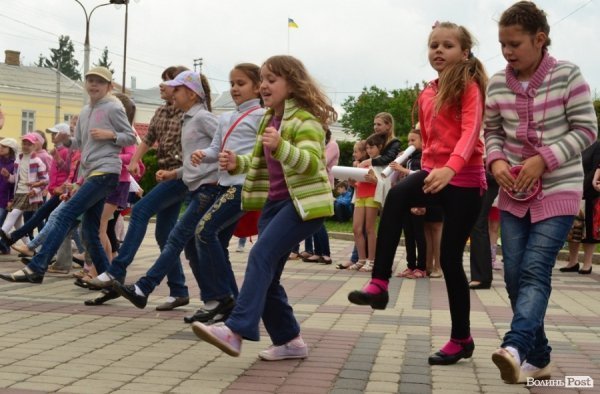 Із цигарками у Луцьку боролися цукерками та розвагами. ФОТО