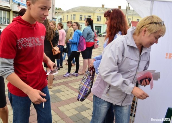 Із цигарками у Луцьку боролися цукерками та розвагами. ФОТО