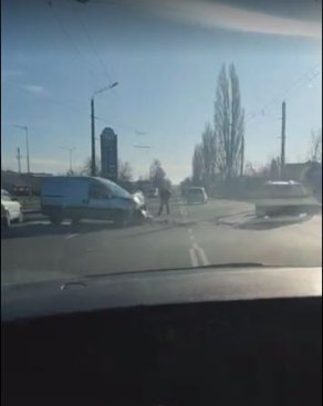 У Луцьку на Ковельській зіткнулися дві автівки: один з водіїв – у лікарні. ФОТО