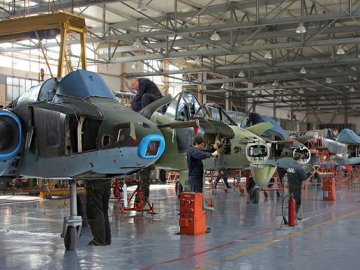 Білоруські спеціалісти ремонтують бойові російські літаки на авіабазі поблизу Москви, - ГУР