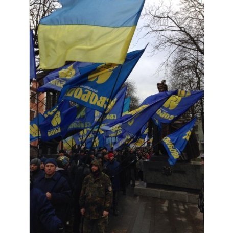 Євромайданівці повісили на МВС прапор України. ФОТО