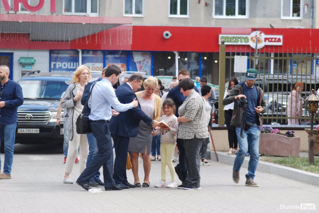 Ляшко на Волині нагороджував медиків, обробляв дерево та зустрівся з митрополитом Михаїлом