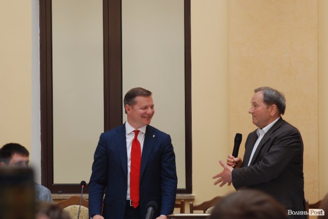 Ляшко на Волині нагороджував медиків, обробляв дерево та зустрівся з митрополитом Михаїлом