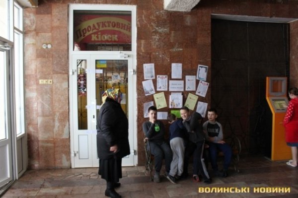 Під наглядом поліції в обласній дитячій лікарні опечатали приміщення