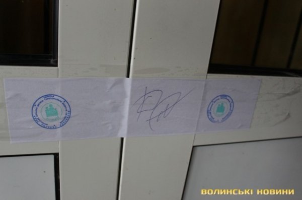 Під наглядом поліції в обласній дитячій лікарні опечатали приміщення