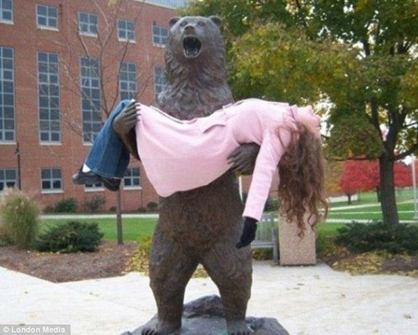  19 незвичайних фотографій з пам'ятниками 