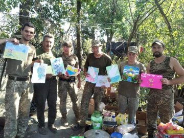 Бійці на передовій отримали малюнки від волинських школярів