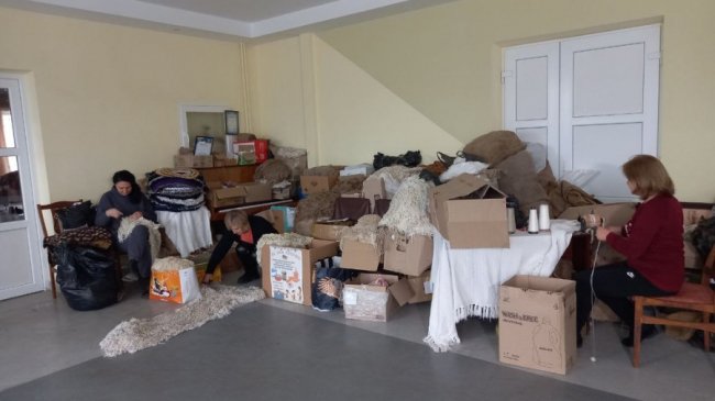 У Гірці Полонці в'яжуть нашоломники для українських воїнів. ВІДЕО