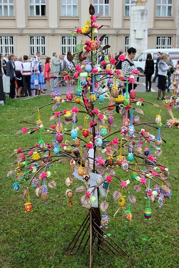 В Ужгороді «виросли» дерева з писанками. ФОТО