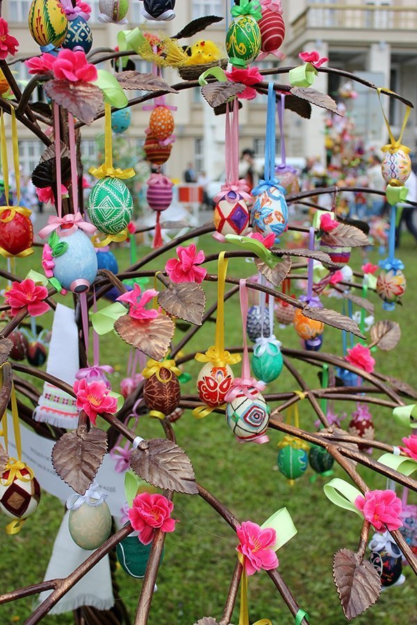В Ужгороді «виросли» дерева з писанками. ФОТО