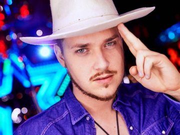 Відомий співак похвалився, як садить дерева на Волині