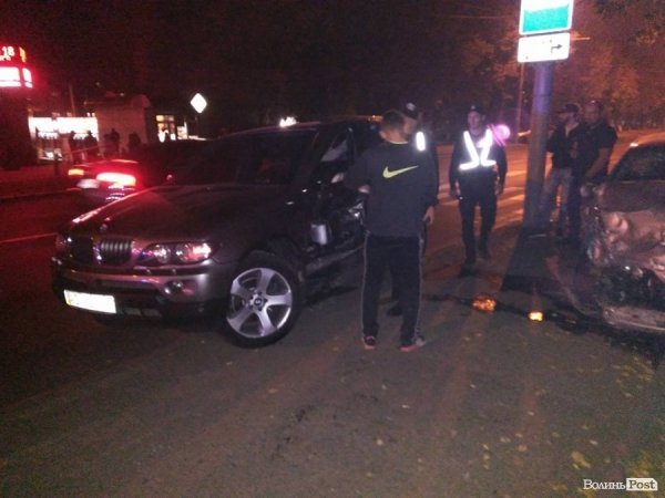 На проспекті Волі у Луцьку ДТП: не розминулися два «БМВ». ФОТО
