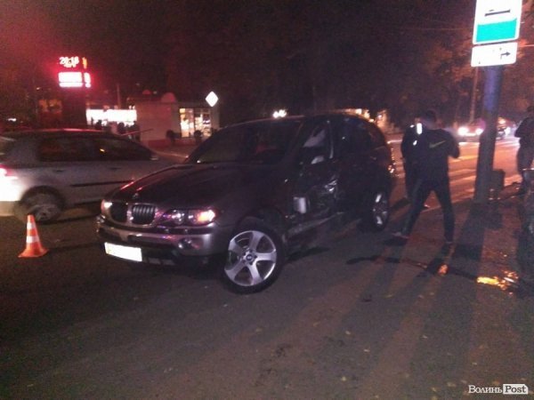 На проспекті Волі у Луцьку ДТП: не розминулися два «БМВ». ФОТО