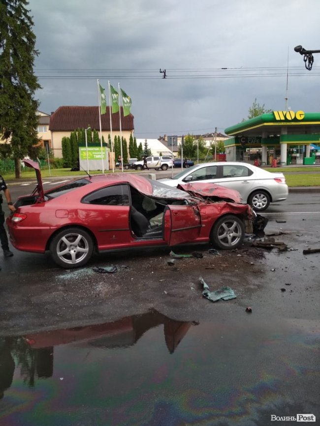 У Луцьку легковик втаранився в тролейбус. ФОТО