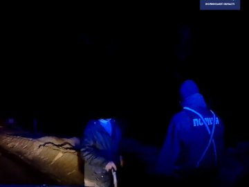У Луцьку патрульні допомогли чоловікові з інвалідністю, який посеред ночі заблукав у місті. ВІДЕО