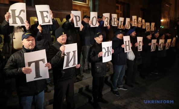 Біля Офісу Президента відбулась акція проти розведення військ