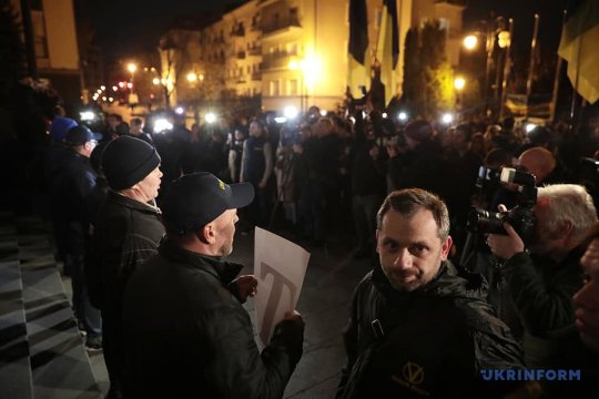Біля Офісу Президента відбулась акція проти розведення військ