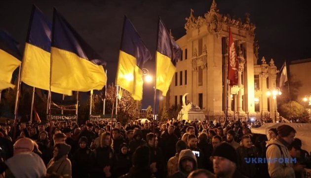 Біля Офісу Президента відбулась акція проти розведення військ