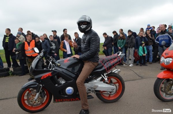Поблизу Луцька відбулись показові заїзди мотоциклістів. ФОТО