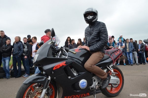 Поблизу Луцька відбулись показові заїзди мотоциклістів. ФОТО