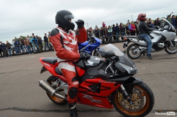 Поблизу Луцька відбулись показові заїзди мотоциклістів. ФОТО