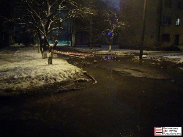 У Луцьку затопило вулицю. Комунальники відкачують воду