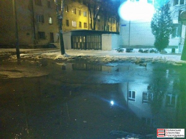У Луцьку затопило вулицю. Комунальники відкачують воду