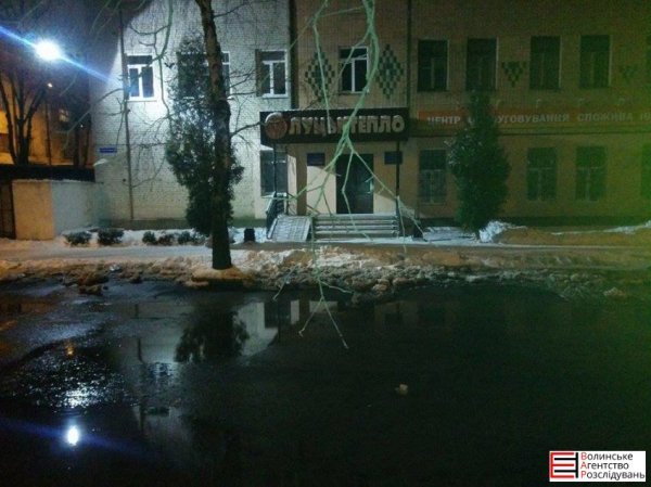 У Луцьку затопило вулицю. Комунальники відкачують воду