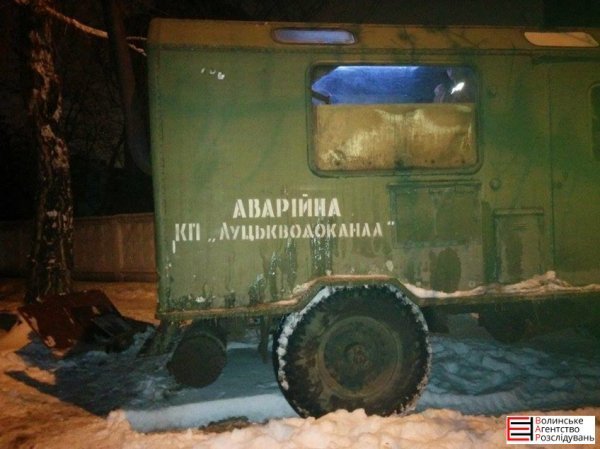 У Луцьку затопило вулицю. Комунальники відкачують воду