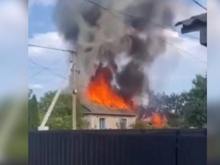 На Волині спалахнула хата: вогонь перекинувся на сусідній будинок