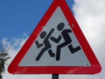 Перебігав дорогу на переході: у Луцьку автівка збила 8-річну дитину