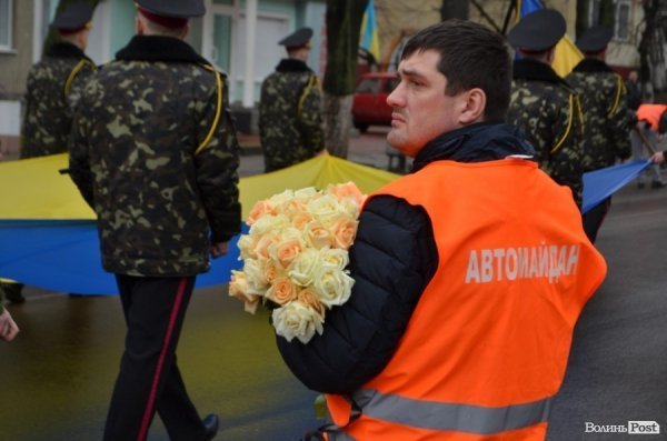 «Герої не вмирають!», – у Луцьку провели в останню путь майданівця. ФОТО. ВІДЕО