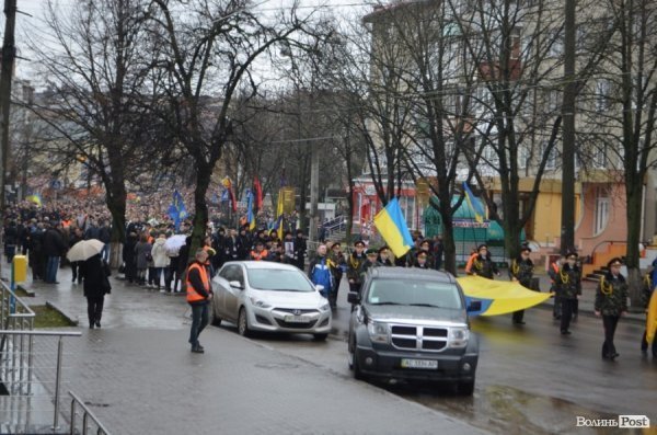 «Герої не вмирають!», – у Луцьку провели в останню путь майданівця. ФОТО. ВІДЕО