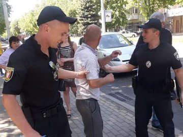 П'яний чоловік кидався під машину та заривався до патрульних. ФОТО