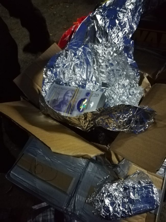 На кордоні в українця конфіскували дві коробки валюти. ФОТО 