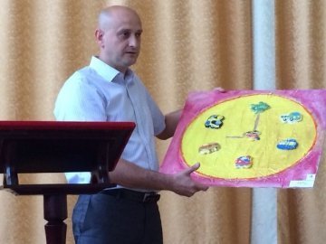 Депутати Луцької міської ради подарували школі картини