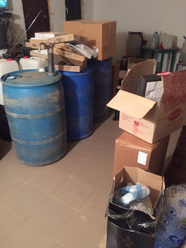 Податкова міліція викрила підпільний цех фальсифікованого алкоголю, який продавали на Волині