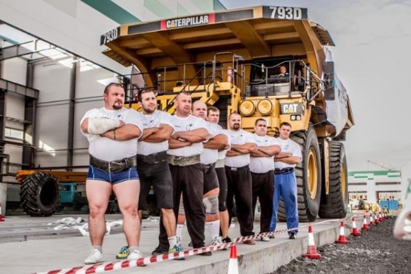 Імениті богатирі протягнуть фуру вулицями Луцька