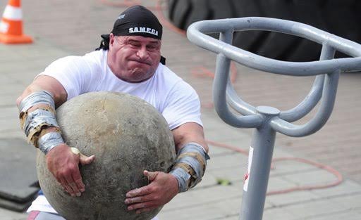 Імениті богатирі протягнуть фуру вулицями Луцька