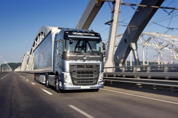 Імениті богатирі протягнуть фуру вулицями Луцька