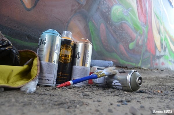 Луцький райтер в центрі міста пише нове графіті. ФОТО