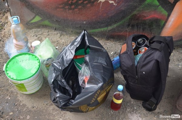 Луцький райтер в центрі міста пише нове графіті. ФОТО