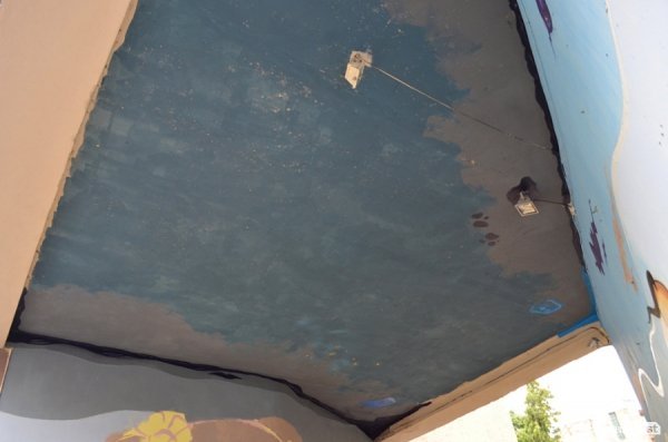 Луцький райтер в центрі міста пише нове графіті. ФОТО