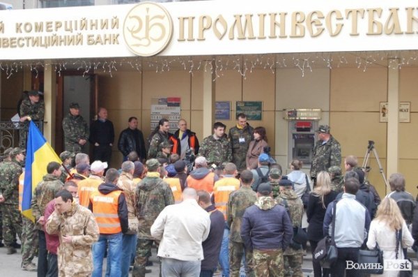 У Луцьку революціонери навідалися до «агентів Кремля». ФОТО