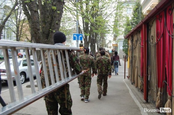 У Луцьку революціонери навідалися до «агентів Кремля». ФОТО