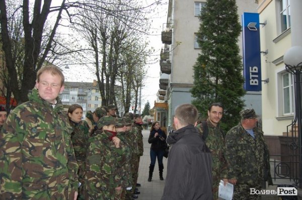 У Луцьку революціонери навідалися до «агентів Кремля». ФОТО
